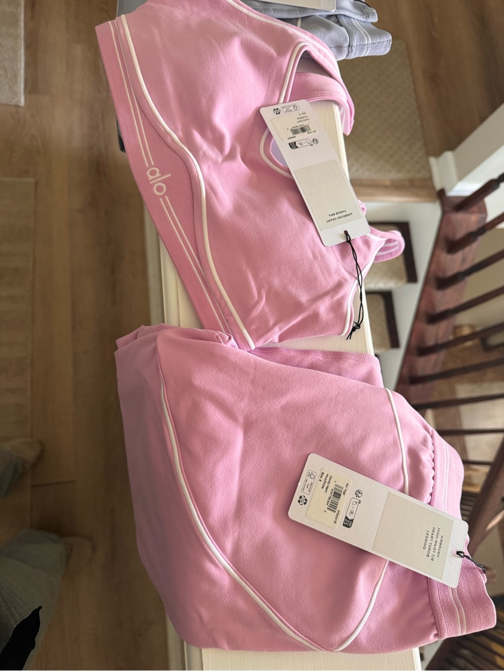 Alo yoga heartthrob set - candy heart